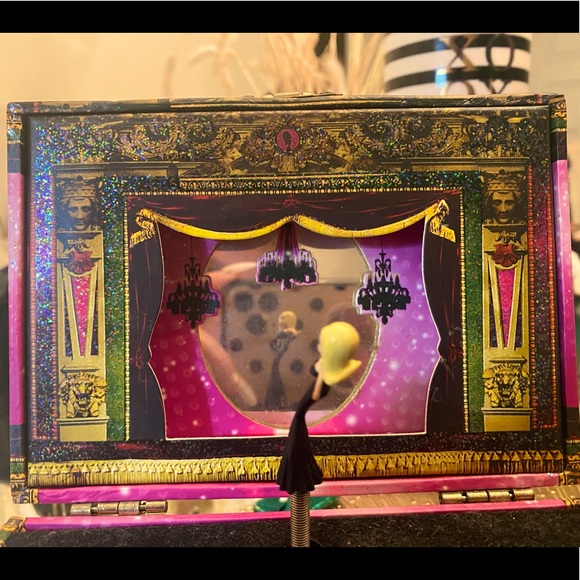 World Domination Tour Too Faced Makeup Palette - Picture 5 of 5